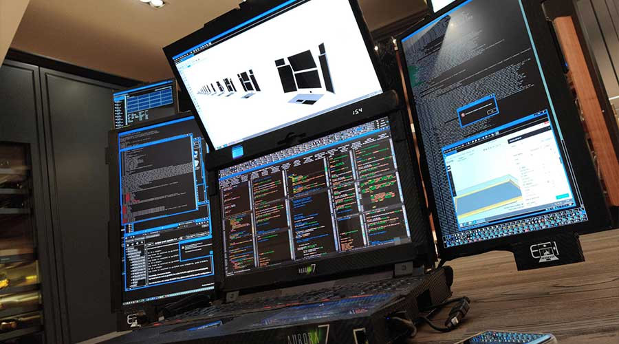 4 màn hình trong số này có kích thước 17 inch và độ phân giải 4K, còn 3 màn hình còn lại có kích thước 7 inch và độ phân giải Full HD thấp hơn.