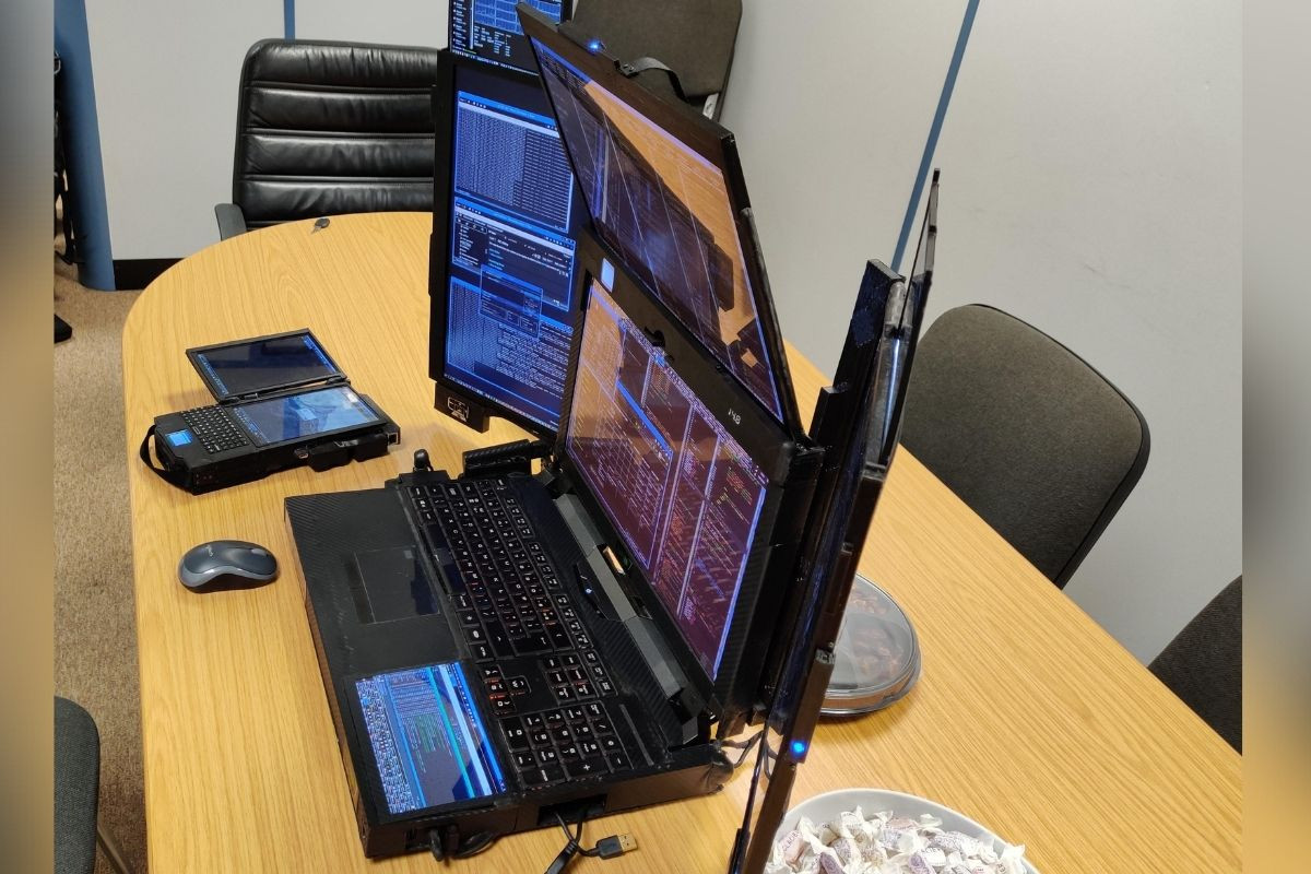 Chiếc laptop này có tên Aurora 7 được trang bị thêm 5 màn hình phụ bao quanh và một màn hình ở dưới phần kê tay. Tổng số màn hình thực sử dụng là 7.