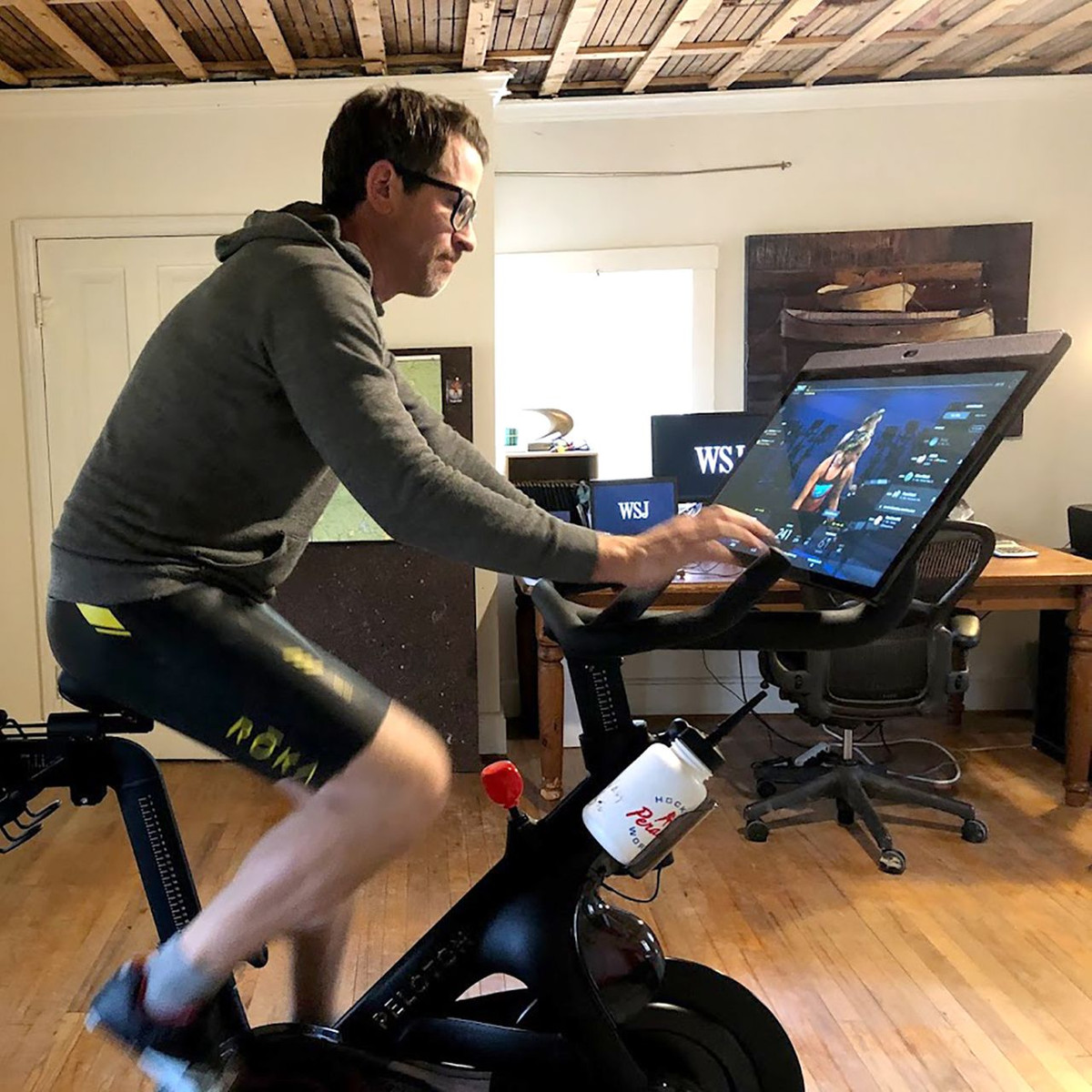 Ông cũng khuyên ông Biden giữ chiếc xe cách xa những nơi có thể diễn ra các cuộc trò chuyện nhạy cảm.