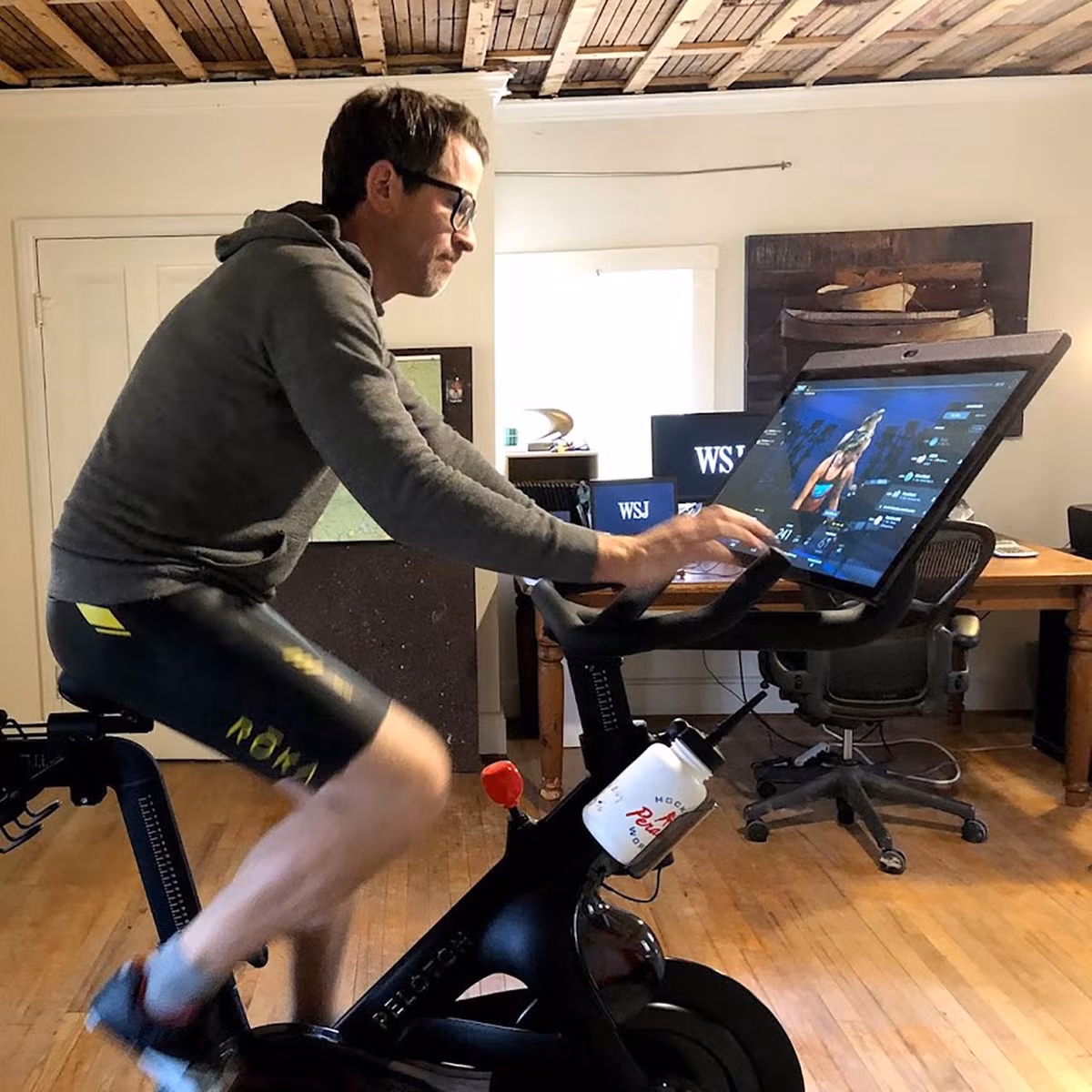 Ông cũng khuyên ông Biden giữ chiếc xe cách xa những nơi có thể diễn ra các cuộc trò chuyện nhạy cảm.