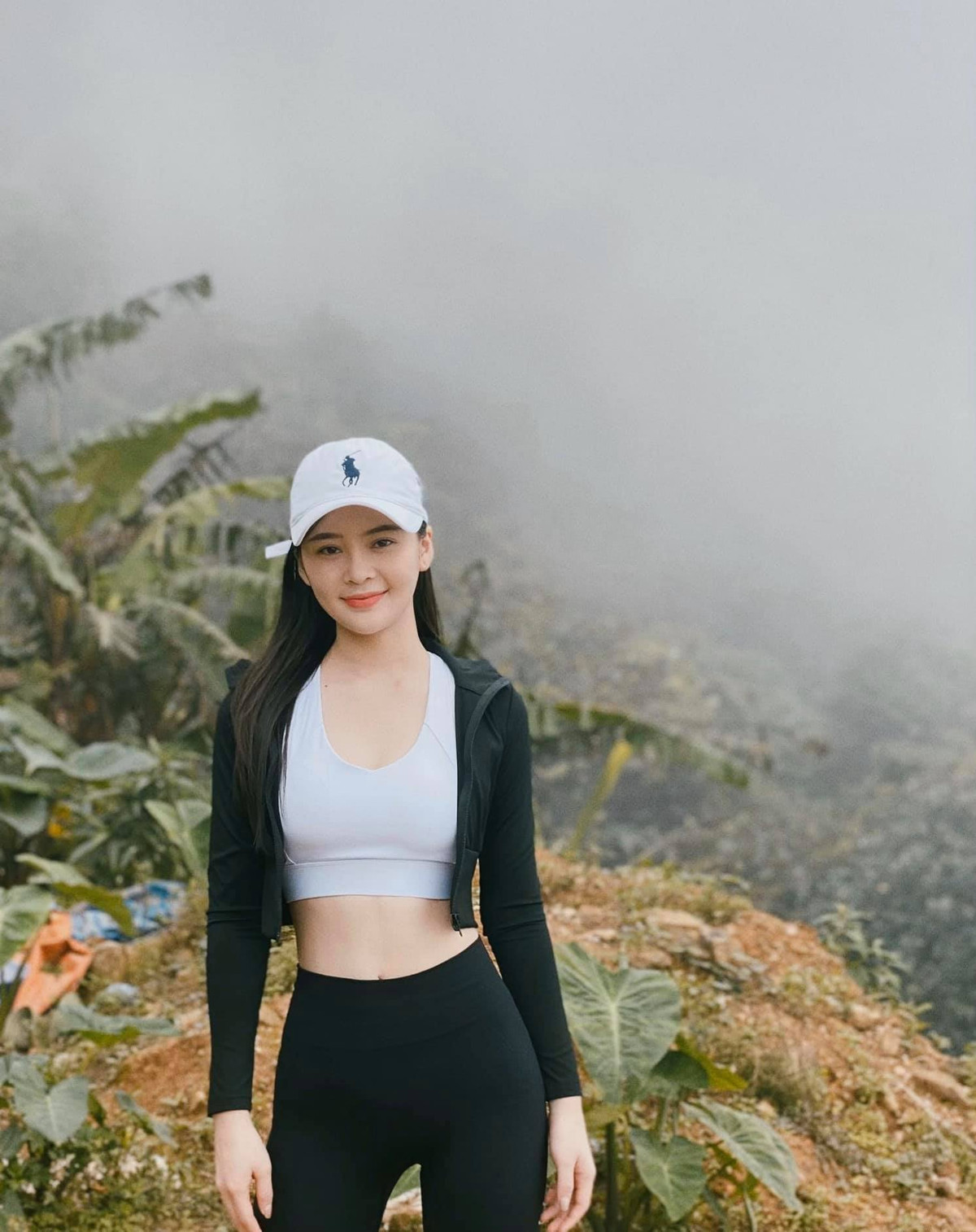 Cùng với chơi golf, Thảo Nguyên còn chơi tennis, đi bơi, tập yoga.