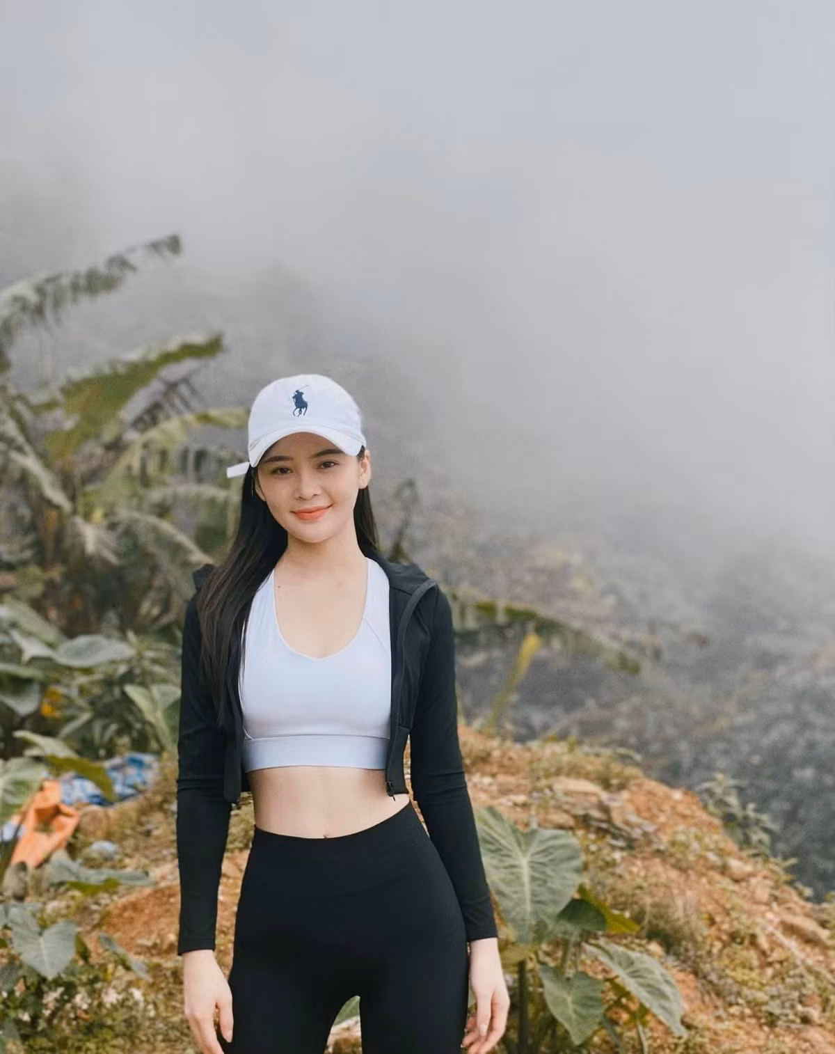 Cùng với chơi golf, Thảo Nguyên còn chơi tennis, đi bơi, tập yoga.