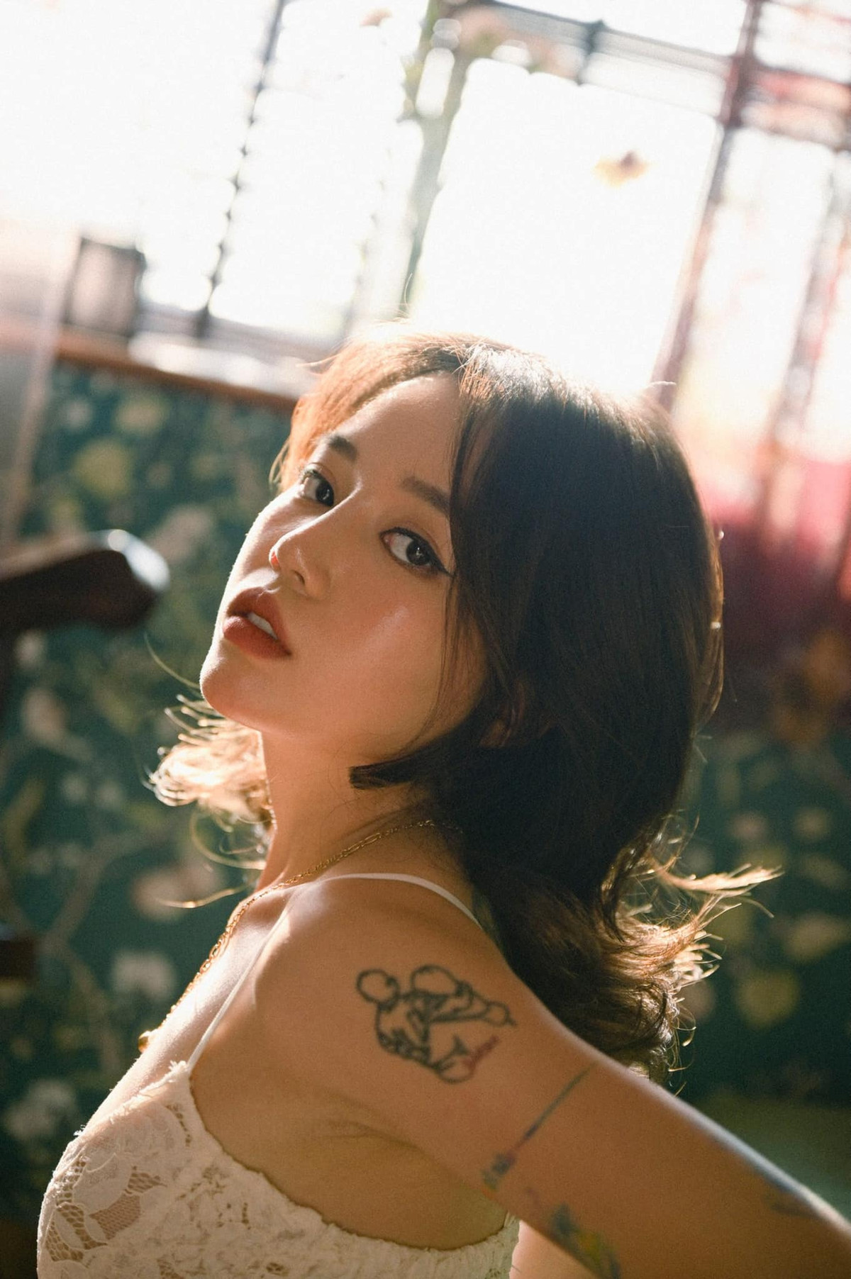 Dù có nhiều hình xăm nhưng nhìn Linh Ngọc Đàm, người ta chẳng thấy phô phang hổ báo mà vẫn hút mắt vô cùng.