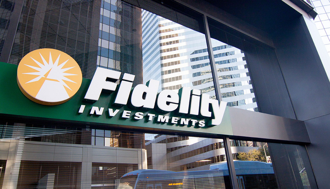 Vào tháng 8/2017, Fidelity Investments trở thành điểm nổi bật hiếm hoi trong số các tổ chức tài chính muốn nắm giữ bitcoin và nhiều đồng tiền số khác. Công ty này cho phép các khách hàng sử dụng trang web của Fidelity để theo dõi việc nắm giữ bitcoin của mình thông qua nhà cung cấp ví điện tử Coinbase.