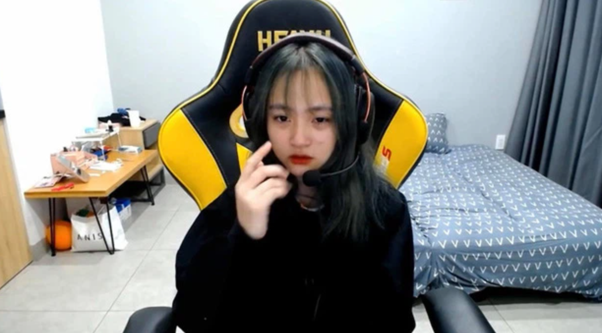 Khá tương đồng với Mèo 2k4, nữ streamer với nickname Alice đã khiến giới game thủ và cộng đồng Free Fire sửng sốt khi bị lộ clip 18+ với bạn trai. Cô sau đó đã lên tiếng giải thích thông qua video trên YouTube và khóc trực tiếp trên sóng.