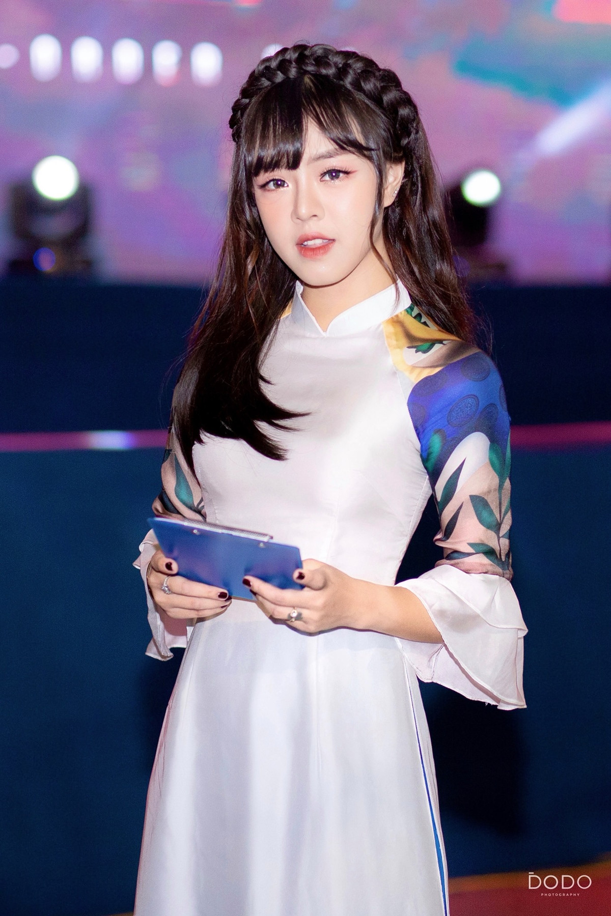 Nữ MC eSports gây ấn tượng từ ngoại hình xinh đẹp, chất giọng nhẹ nhàng đầy thu hút cùng sự tự tin mỗi khi lên hình.