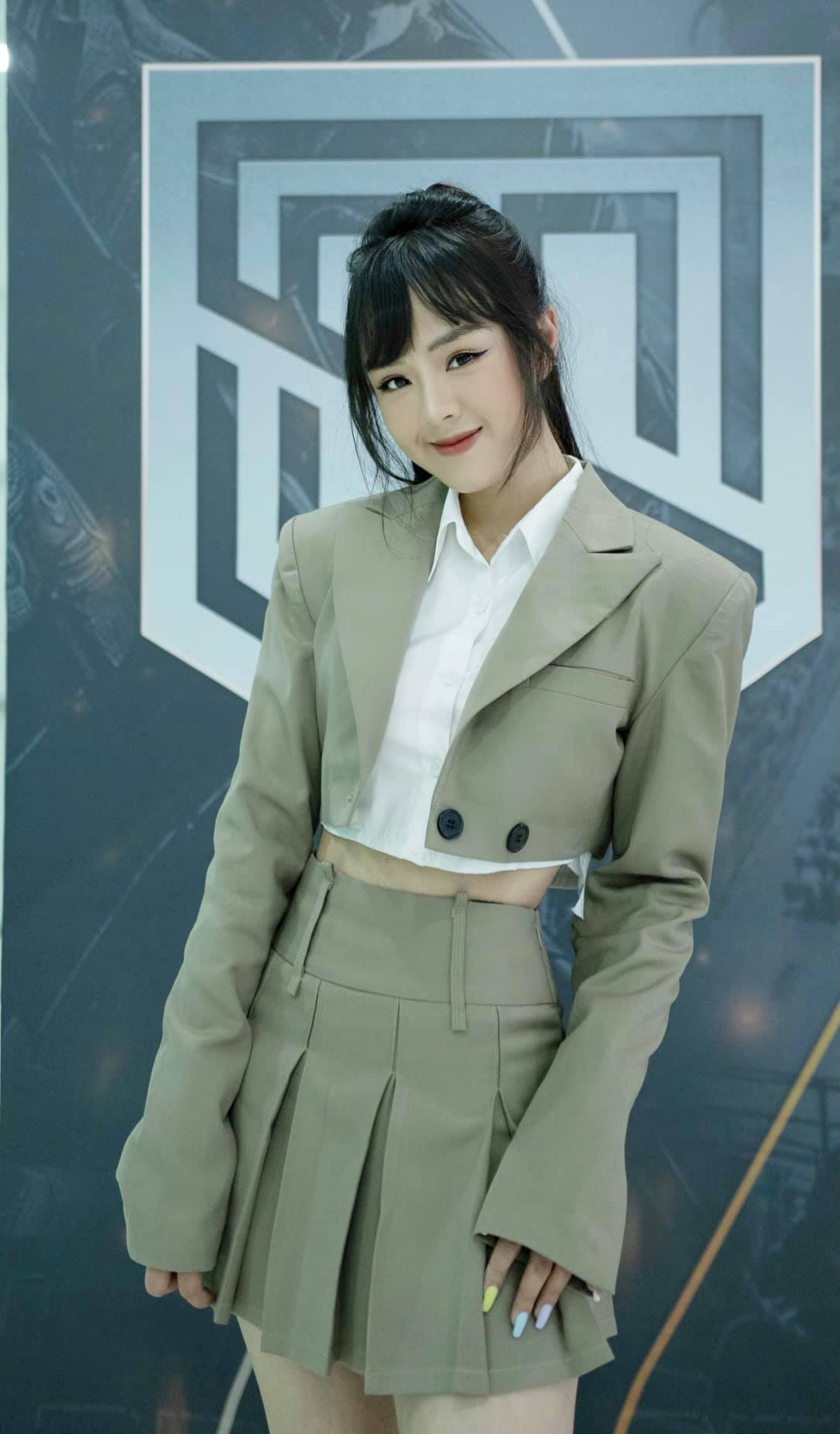 Cô nàng 9X cũng rất yêu động vật, đặc biệt là chó mèo. Cô nàng cũng thường trích kinh phí để ủng hộ quỹ cứu trợ động vật.