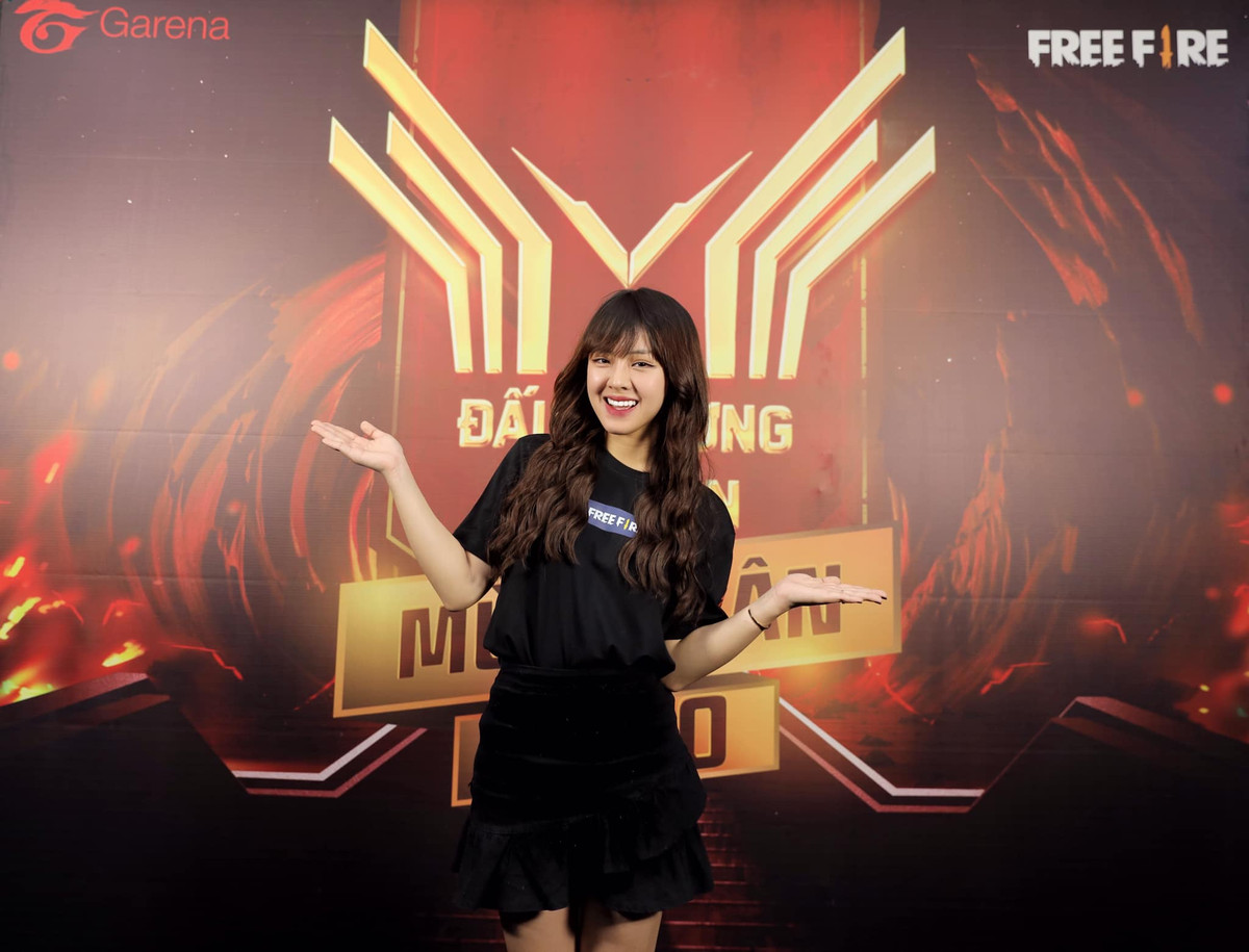 Chưa dừng lại ở đó, cô nàng đa tài còn sở hữu một giọng hát cực hay và thường xuyên có những video hát cover hết sức dễ thương.