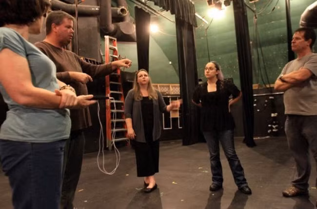 Không ít người từng gặp trường hợp đột nhiệt cảm thấy một luồng khí lạnh lướt qua lưng và cho rằng có ma xuất hiện. Theo các nhà khoa học, luồng khí lạnh đó xuất hiện thông qua cửa sổ hoặc khe hở nào đó trong ngôi nhà. Dù căn phòng đã khép kín thì khi một khối không khí khô đi vào căn phòng ẩm ướt, khối không khí khô bay dưới thấp sẽ kết hợp với khối không khí ẩm hơn trên trần nhà tạo ra một dòng khí xoáy đối lưu.