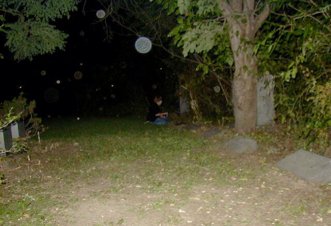 Những quả cầu sáng chỉ xuất hiện trong các bức ảnh mà con người không thể nhìn thấy bằng mắt thường được cho là linh hồn của những người đã chết. Thực chất, đây chỉ là một hiệu ứng quang học kết hợp với ánh sáng đèn flash từ máy ảnh khiến các hạt bụi gần ống kinh được hiện lên, tạo ra các quả "cầu linh hồn".