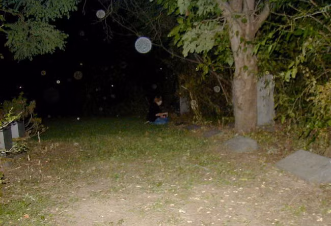 Những quả cầu sáng chỉ xuất hiện trong các bức ảnh mà con người không thể nhìn thấy bằng mắt thường được cho là linh hồn của những người đã chết. Thực chất, đây chỉ là một hiệu ứng quang học kết hợp với ánh sáng đèn flash từ máy ảnh khiến các hạt bụi gần ống kinh được hiện lên, tạo ra các quả "cầu linh hồn".