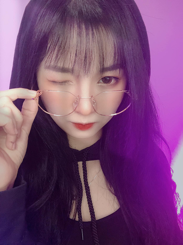 Mèo 2k4 nổi lên nhờ gương mặt tròn, bầu bĩnh như búp bê cùng với giọng nói trong trẻo.