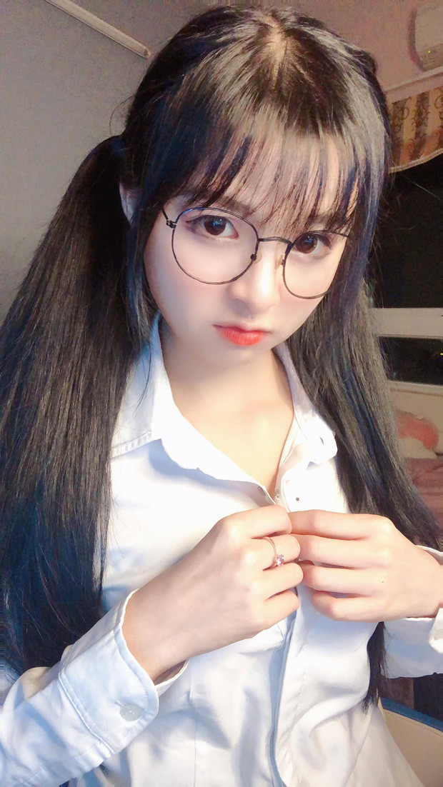 Mỗi khi livestream cô nàng đều nhận được nhiều lượt xem và sự ái mộ của mọi người, đặc biệt là nam giới.