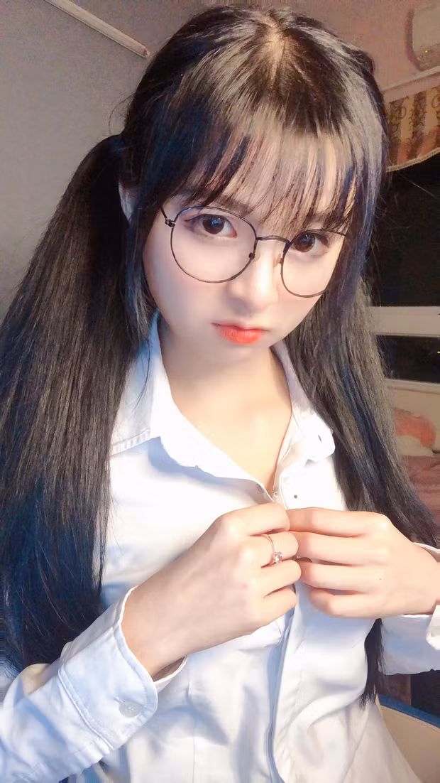 Mỗi khi livestream cô nàng đều nhận được nhiều lượt xem và sự ái mộ của mọi người, đặc biệt là nam giới.