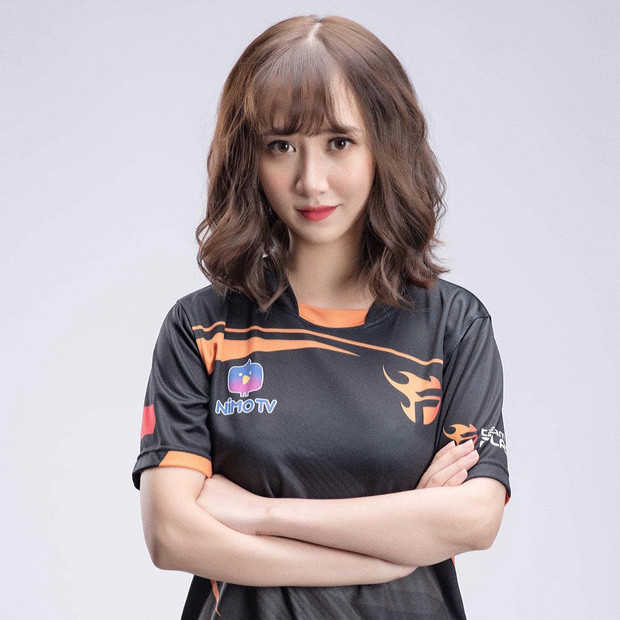 Trước khi đến với Liên Quân Mobile, Hằng Đàm từng chơi Liên Minh Huyền Thoại và được rất nhiều người yêu mến.