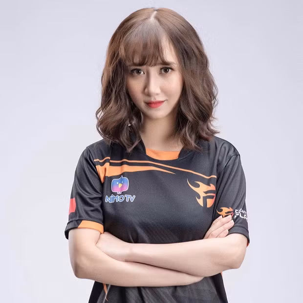 Trước khi đến với Liên Quân Mobile, Hằng Đàm từng chơi Liên Minh Huyền Thoại và được rất nhiều người yêu mến.