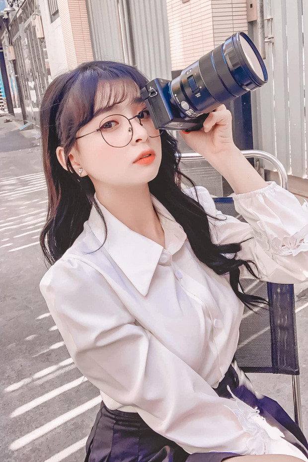 Mèo2k4 tên thật là Nguyễn Hoa, dù vào nghề chưa lâu, song cô nàng đã nhận được sự chú ý của cộng đồng Liên Quân Mobile.