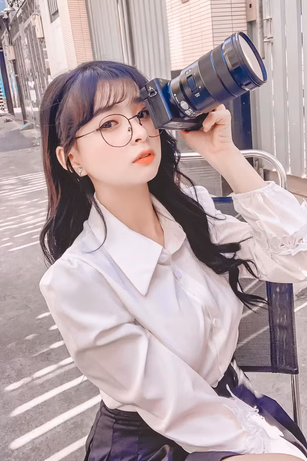 Mèo2k4 tên thật là Nguyễn Hoa, dù vào nghề chưa lâu, song cô nàng đã nhận được sự chú ý của cộng đồng Liên Quân Mobile.