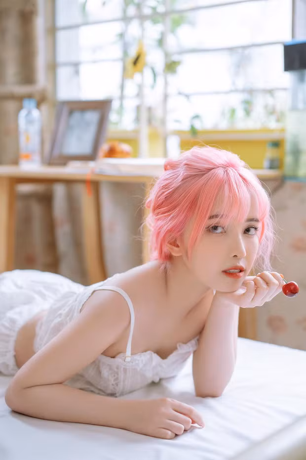 Vũ Thị Diệu Hương, hay còn được biết đến với biệt danh Bé Cơ, là một trong những nữ streamer thế hệ mới của Liên Quân Mobile Việt.