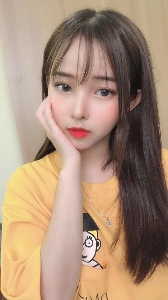 Đôi mắt to tròn, gương mặt ngây thơ, trong sáng, giọng nói cực kỳ dễ thương là tất cả những điểm cộng không thể không nhắc tới khi nói về nữ streamer nhỏ nhắn này. Ảnh: Facebook nhân vật