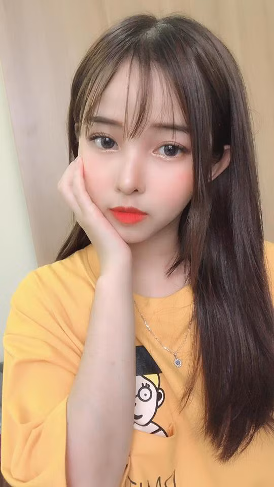 Đôi mắt to tròn, gương mặt ngây thơ, trong sáng, giọng nói cực kỳ dễ thương là tất cả những điểm cộng không thể không nhắc tới khi nói về nữ streamer nhỏ nhắn này. Ảnh: Facebook nhân vật