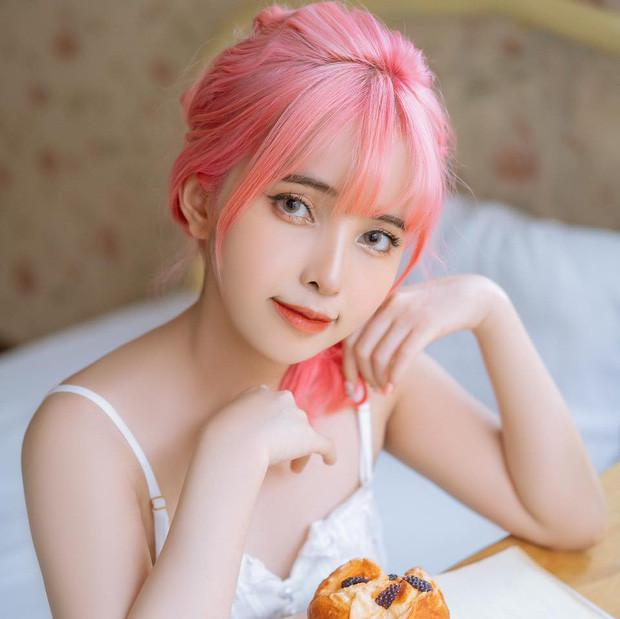 Sở hữu thân hình nhỏ nhắn nhưng cô nàng lại khiến cho fan hâm mộ phải "đốn tim" với nét đẹp tựa thiên thần vô cùng đáng yêu.