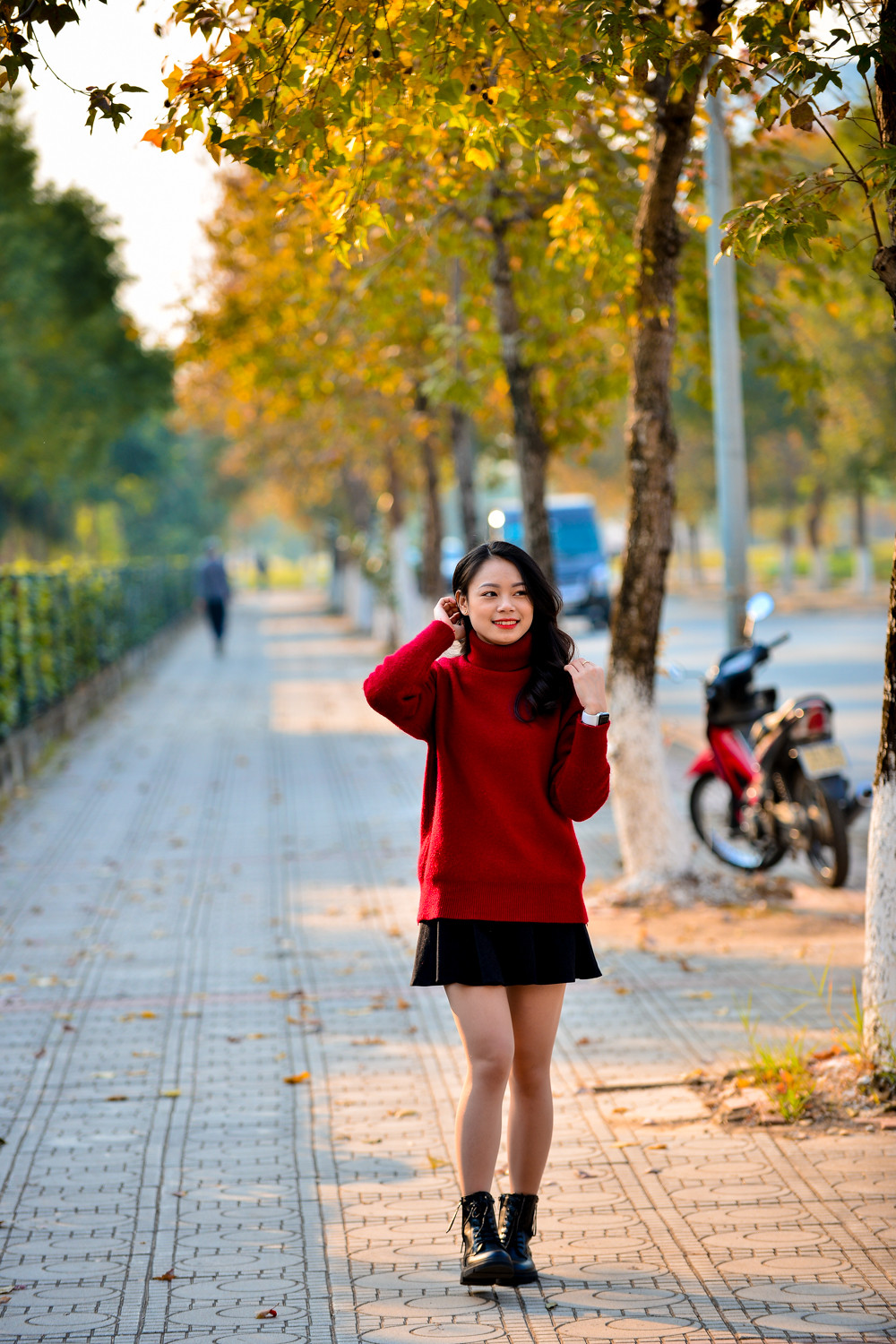 Khoảng thời gian này, do chưa nhiều người biết tới nên con đường phong lá đỏ này đang ít người chụp hình.