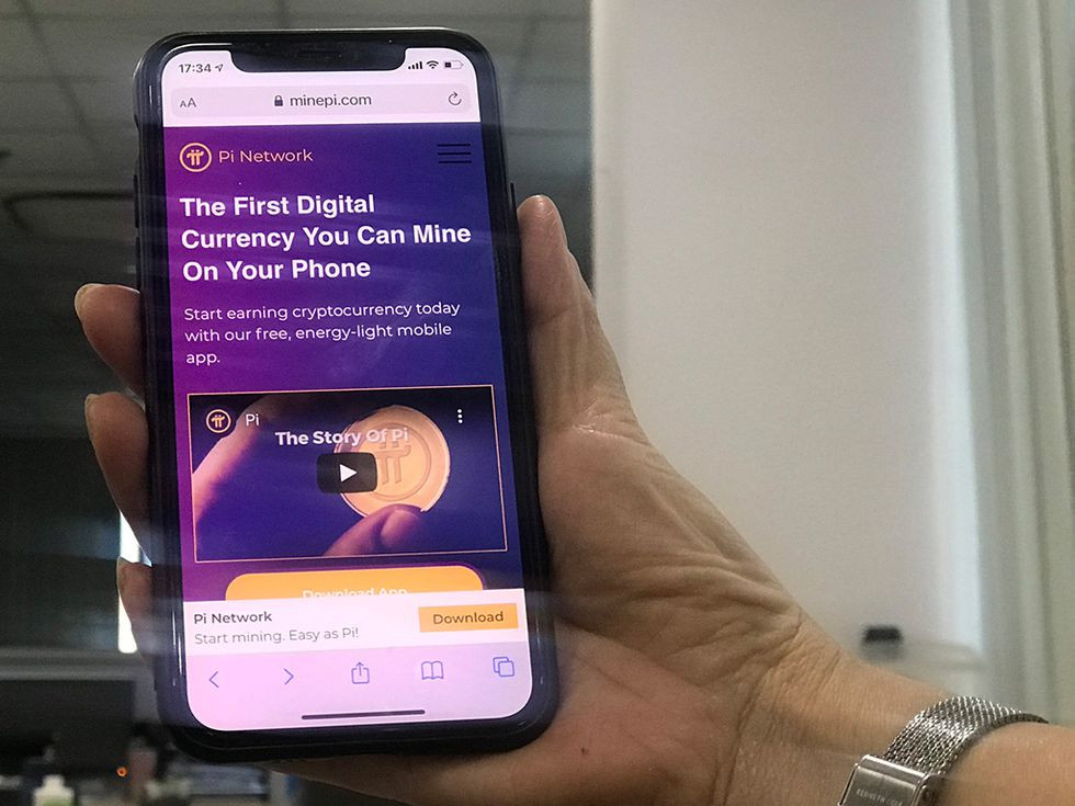 Về mặt khai thác, để có thể đào Bitcoin, trước đây người dùng phải đầu tư một hệ thống máy tính gọi là "trâu cày" để đào coin. Những cỗ máy này có cấu hình rất khoẻ, tuy nhiên hiện nay các cỗ máy tại gia đã không thể phát huy hết sức mạnh do lượng coin khan hiếm, các "nông dân số" phải đầu tư các trang trại đào lớn, tiêu thụ điện năng khổng lồ.