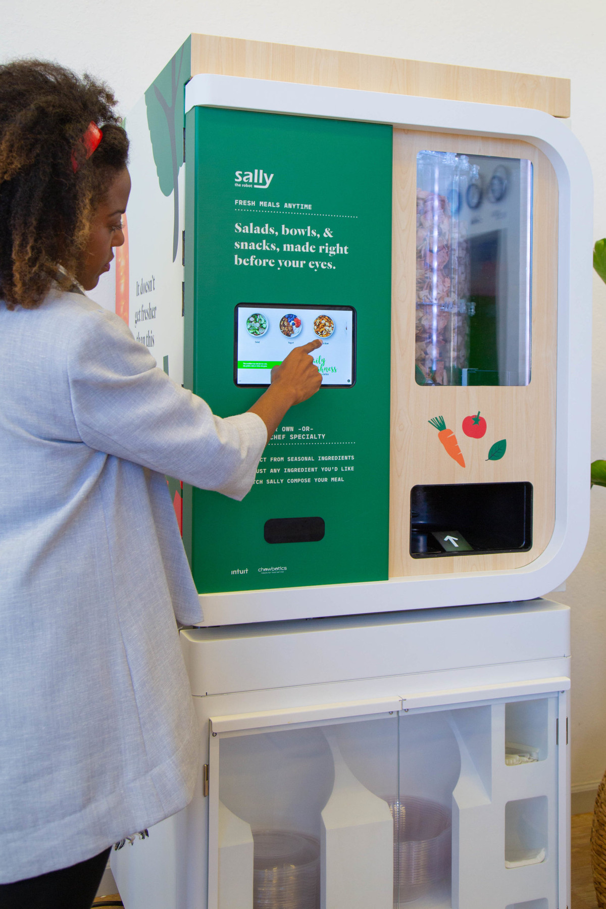 Tuy nhiên, robot Sally không thể trộn salad và bơ không nằm trong danh mục các thành phần dùng chế biến món ăn này. Đơn vị sản xuất nói rằng trái cây quá mềm để robot có thể xử lí, họ đang nghiên cứu giải pháp cho vấn đề này.