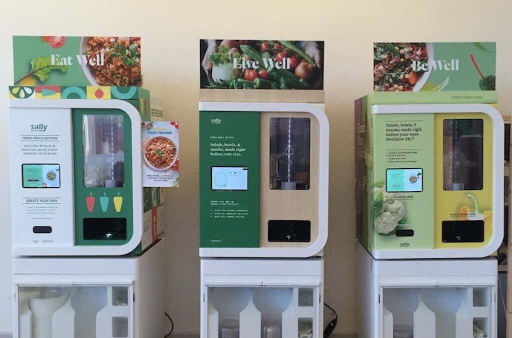 Nó có thể pha trộn 21 thành phần thực phẩm để tạo ra 1.000 món salad khác nhau và ấn tượng hơn là mỗi món chỉ mất khoảng 1 phút để thực hiện.