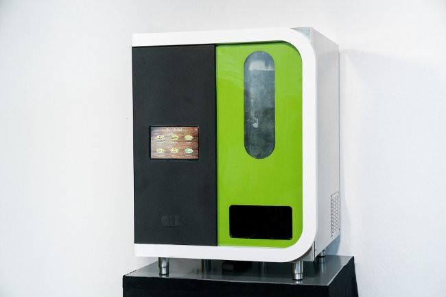 Robot Sally có thể làm salad nhưng một phần nó phải dựa vào con người mới có thể hoàn thành được công việc.