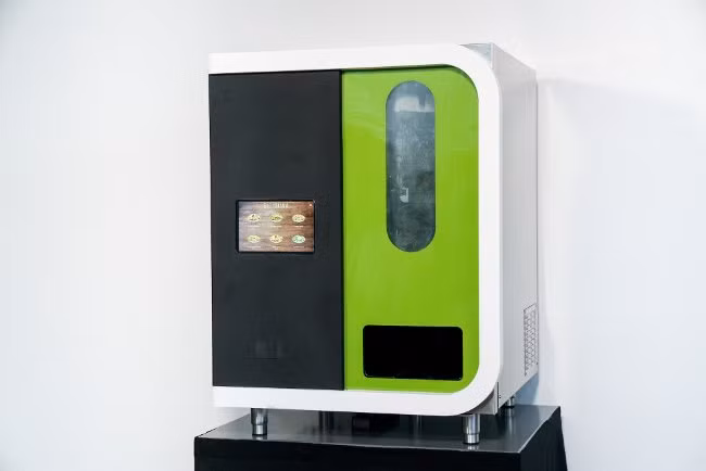 Robot Sally có thể làm salad nhưng một phần nó phải dựa vào con người mới có thể hoàn thành được công việc.