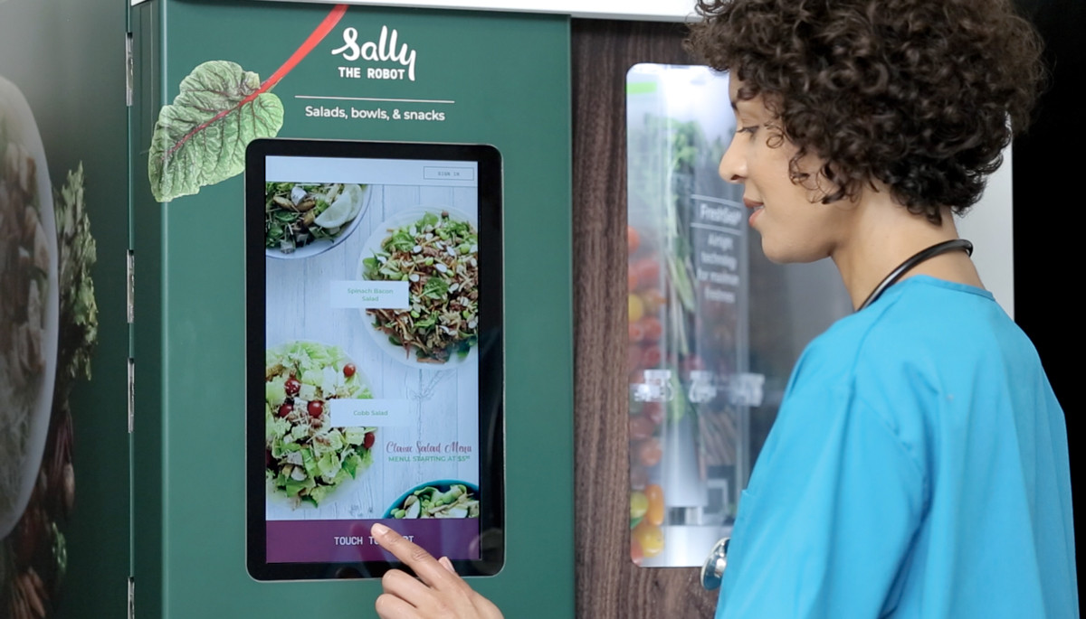 Khi có khách đặt hàng món salad, Sally sẽ chế biến nó với sự kết hợp tùy chỉnh của khách hàng hoặc từ các công thức do Charlie Ayers sáng tạo, người được biết đến với tư cách là đầu bếp đầu tiên của Google.