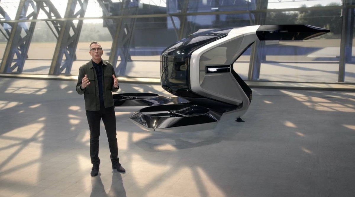 Chiếc xe Cadillac tự hành được giới thiệu có hình hộp, giống như một chiếc du thuyền. Chiếc xe có cửa trượt trước sau và một cửa sổ trời toàn cảnh.