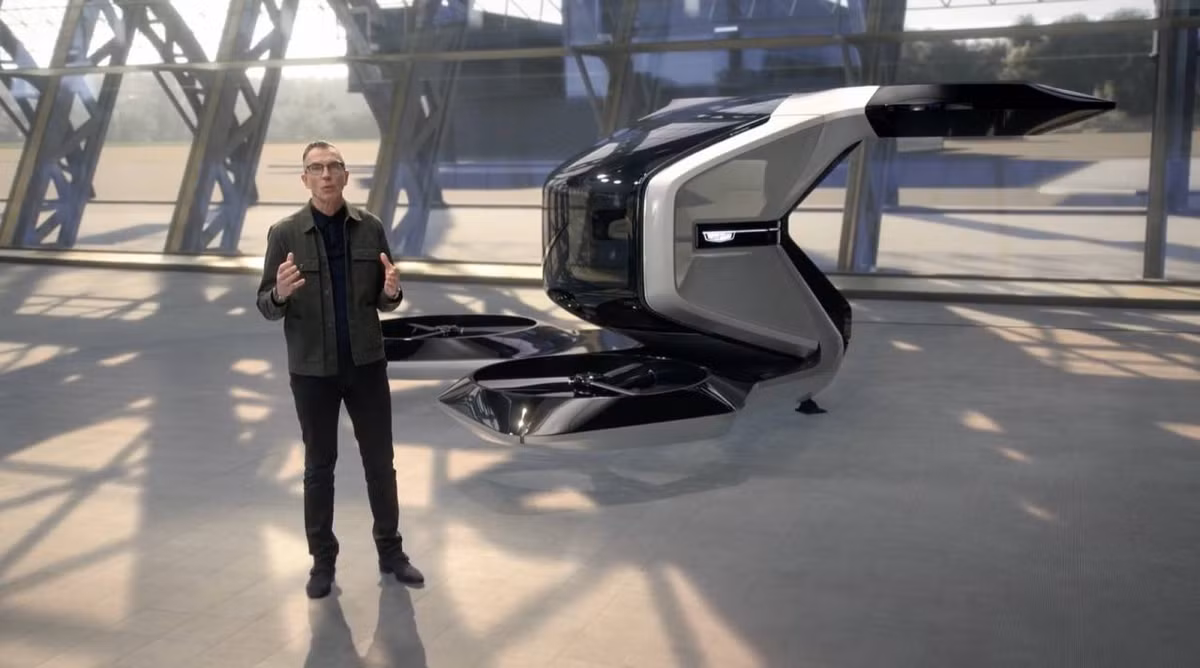 Chiếc xe Cadillac tự hành được giới thiệu có hình hộp, giống như một chiếc du thuyền. Chiếc xe có cửa trượt trước sau và một cửa sổ trời toàn cảnh.