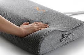 Các túi khí được làm phồng lên từ từ và nó sẽ đẩy đầu của chúng ta nghiêng sang trái hay phải từ đó ngắt tiếng ngáy. Nếu chúng ta tiếp tục ngáy thì chiếc hộp lại nghe, lại tự điều chỉnh túi khí và đổi tư thế đầu. Từ đó chúng ta sẽ có được một giấc ngủ không ngáy, tốt cho sức khỏe và không làm phiền đến những người xung quanh.