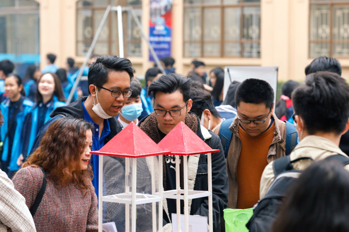 Bên cạnh đó, tác phẩm Nhà chống lũ kết hợp năng lượng sạch của trường THCS&amp;THPT Nguyễn Siêu cũng xuất sắc giành giải nhì khi hướng tới giải quyết hiệu quả những yêu cầu thực tiễn của bà con vùng lũ.