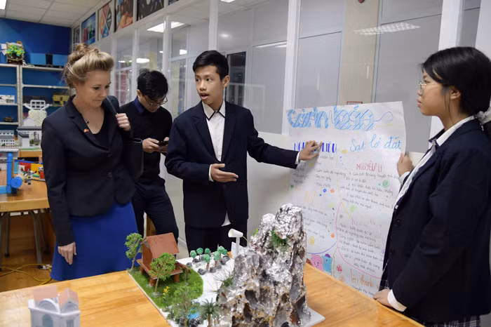 Trong một năm miền Trung oằn mình dưới thiên tai, biết bao sinh mạng bị cướp đi bởi lũ lụt, sạt lở đất, những sản phẩm nghiên cứu, sáng tạo của học sinh tìm hướng giải quyết những nỗi đau này đã hoàn toàn thuyết phục Ban Giám khảo.