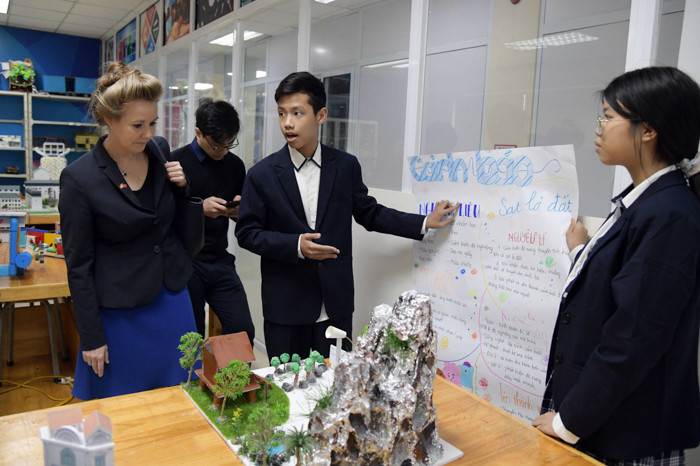 Trong một năm miền Trung oằn mình dưới thiên tai, biết bao sinh mạng bị cướp đi bởi lũ lụt, sạt lở đất, những sản phẩm nghiên cứu, sáng tạo của học sinh tìm hướng giải quyết những nỗi đau này đã hoàn toàn thuyết phục Ban Giám khảo.