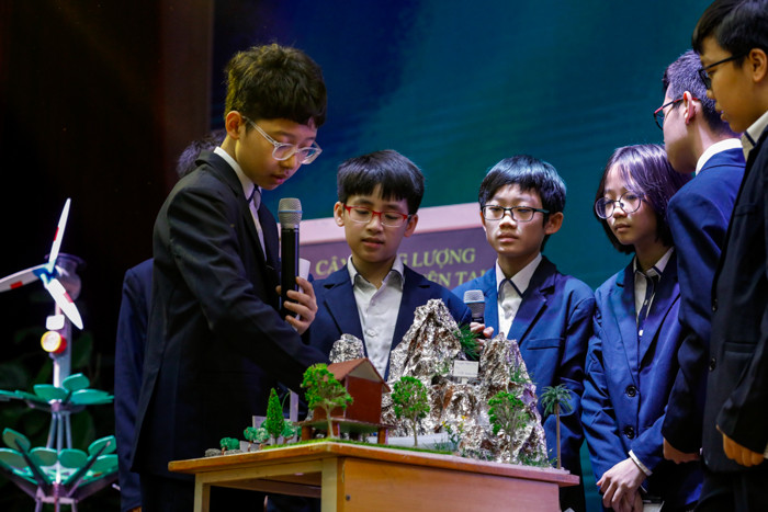 Nhóm STEM lớp 6CI2 trường THCS Nguyễn Siêu với các thành viên: Mai Võ Hồng Phúc (Trưởng nhóm), Lê Quý Dương, Lê Minh Trí, Nguyễn Mai Hương, Nguyễn Minh Đức, Nguyễn Hoàng Minh, Nguyễn Khánh Linh, Lê Huy Anh đã xuất sắc đoạt giải Nhất cuộc thi.