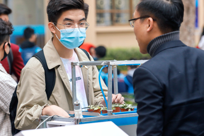 Các tác phẩm là sự đầu tư trí óc nghiêm túc của các "nhà khoa học trẻ".