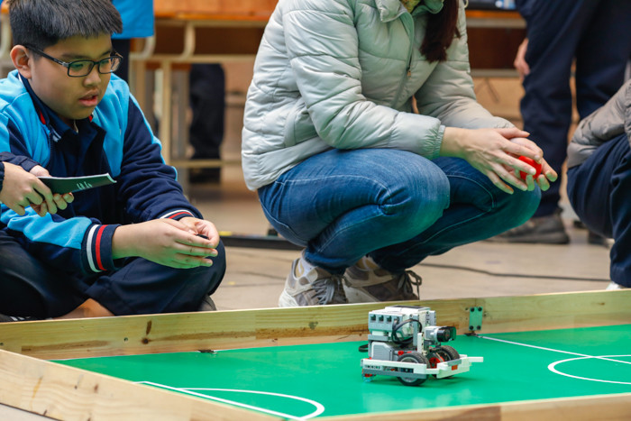 Với chủ đề “Vì một môi trường xanh”, các sản phẩm dự thi, các hoạt động diễn ra tại Ngày hội STEM đều có chung ý tưởng, mục đích là tạo ra những sản phẩm gần gũi, tiết kiệm và thân thiện với môi trường.