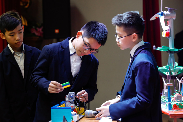 STEM là mô hình giáo dục vốn đã được áp dụng ở các quốc gia phát triển trên thế giới. Thay vì giao bài tập, các em học sinh sẽ được giao các đề tài nghiên cứu, sáng tạo.