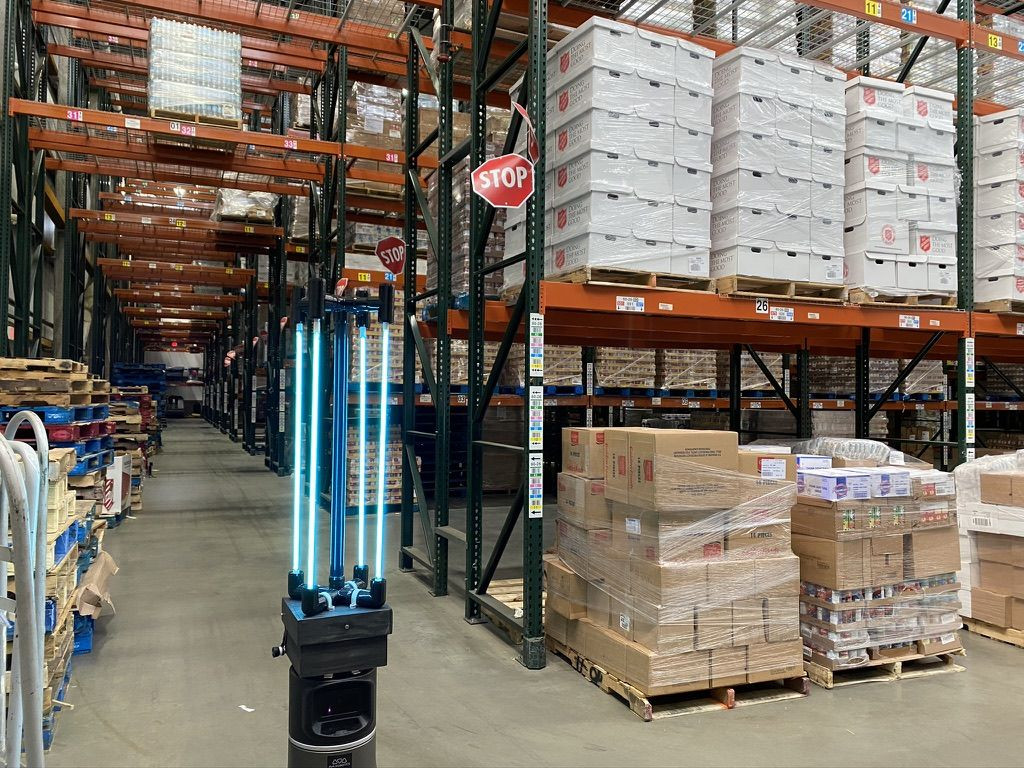 MIT đã thiết kế các thanh phát sáng dọc linh hoạt, có thể xoay tròn, bao phủ ánh sáng cực tím lên các bề mặt với một vùng bao quát tương đối rộng và triệt để.