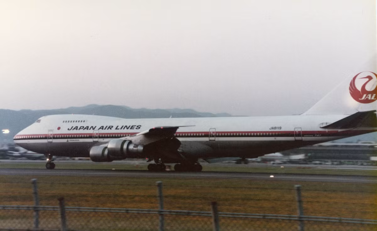 Ngày 12/8/1985: Một máy bay Boeing 747 của Hãng không Japan Airlines (Nhật Bản) bị đâm ở gần núi Phú Sĩ và làm 520 người chết, sau khi cất cánh từ Tokyo trong chặng bay nội địa. Chiếc máy bay đã bị hỏng ở phần đuôi và từng được sửa sau một vụ tai nạn 7 năm trước đó. Tuy nhiên, việc khắc phục phần hỏng không thành công khiến phần đuôi của chiếc Boeing 747 bị phá hủy, phi cơ mất kiểm soát và gây ra tai nạn