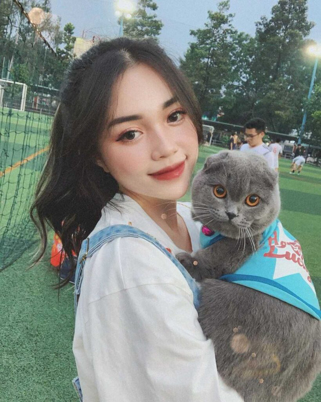 Sở hữu nhan sắc vạn người mê nhưng mới đây vẻ đẹp sắc sảo và cá tính của nữ streamer Linh Ngọc Đàm lại "đụng hàng" với cô nàng người Philippines.