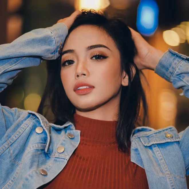 "Chị em thất lạc" của Linh Ngọc Đàm là Amber Miles cũng là gương mặt có tiếng tại đảo quốc Philippines này.