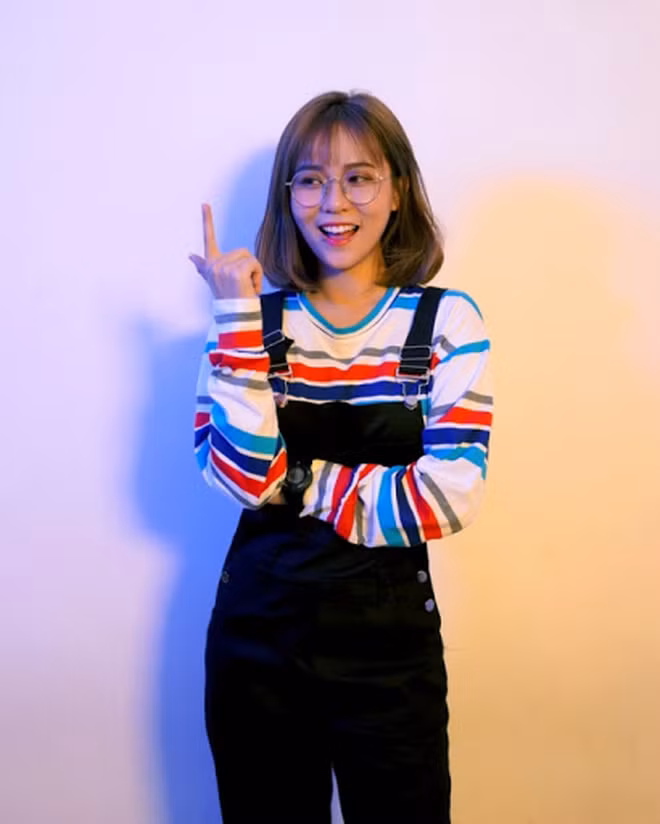 Nữ streamer nổi tiếng MisThy cũng tìm thấy người "chị em thất lạc" của mình. Đặc biệt hơn, cô nàng tomboy này đã dùng đến kỹ thuật make up để hóa thân thành bản sao giống đến 99,99% .