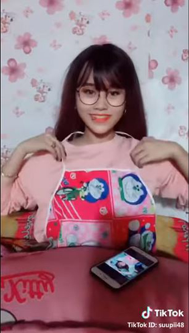 Mặc dù đây chỉ là màn hoá thân nhưng nhìn chung nữ Tiktoker này có nét mặt hao hao với nữ streamer nổi tiếng.