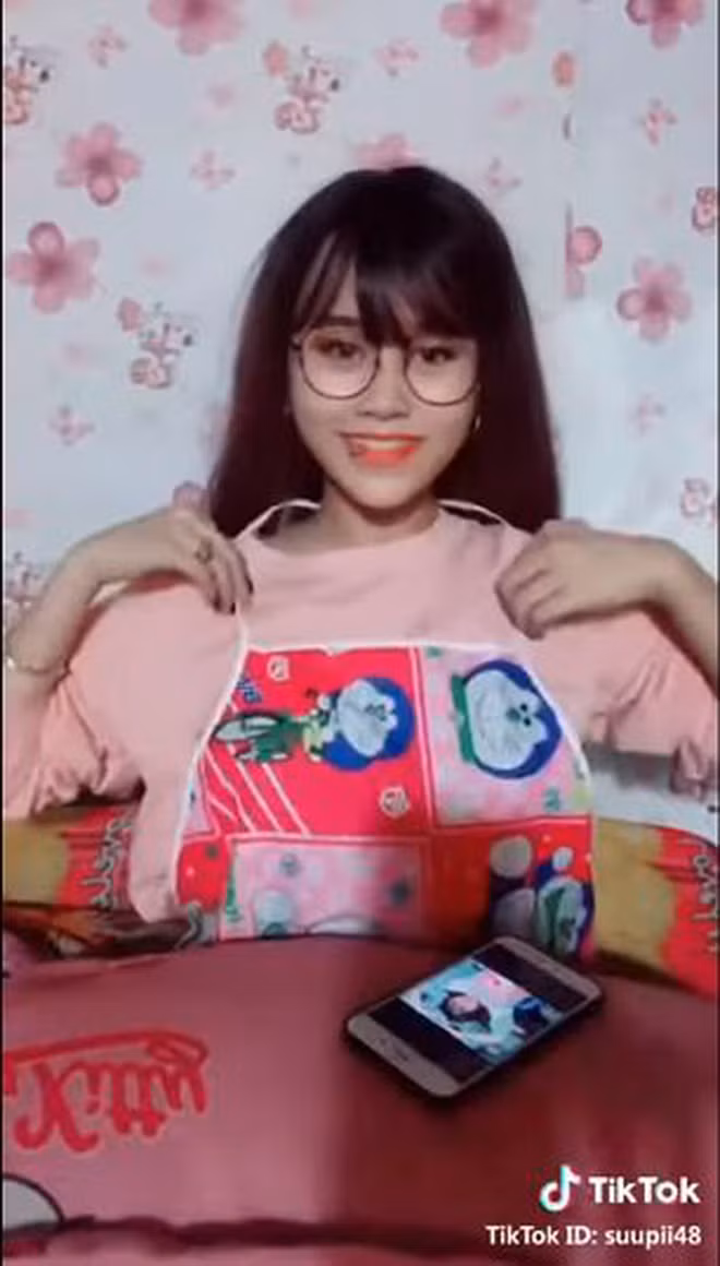 Mặc dù đây chỉ là màn hoá thân nhưng nhìn chung nữ Tiktoker này có nét mặt hao hao với nữ streamer nổi tiếng.